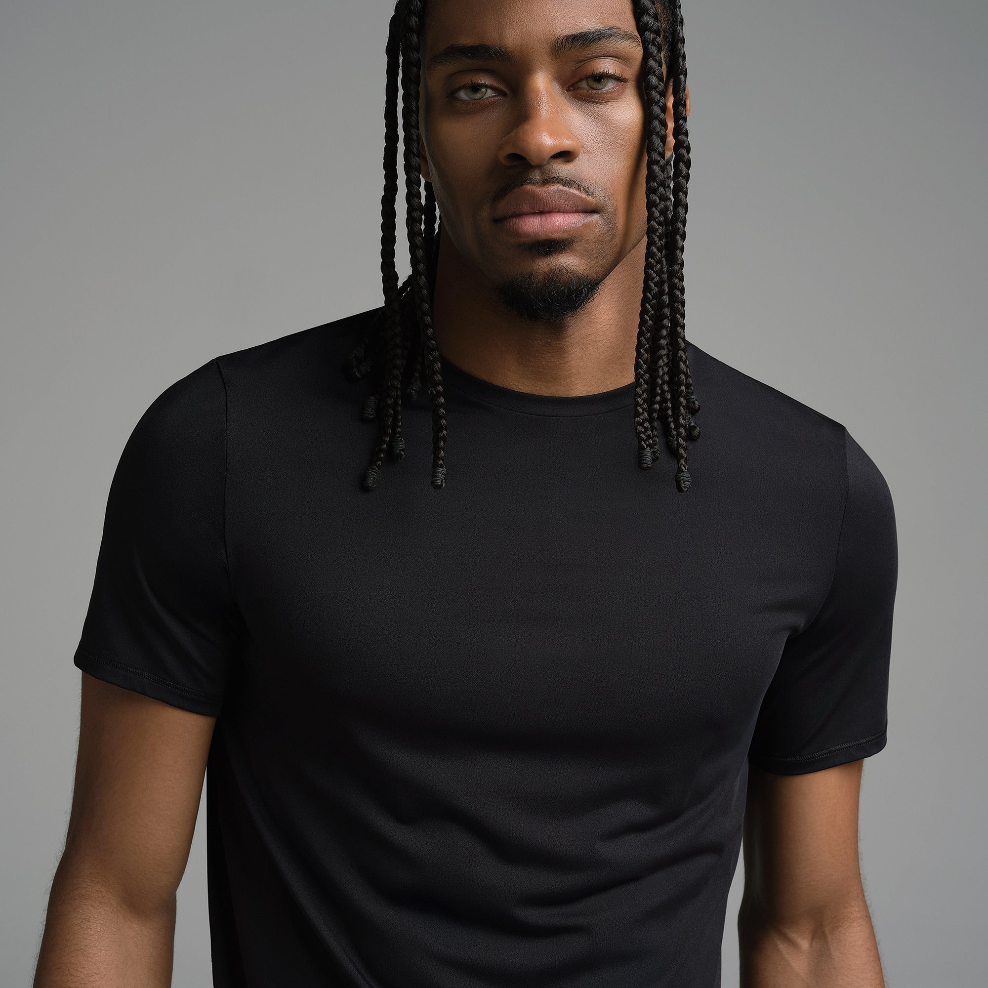 SKIMS SPORT MENS T-SHIRT | OBSIDIAN ON A MODEL SIDE VIEW | FOCUS: 0.0, 1.0, 0.9