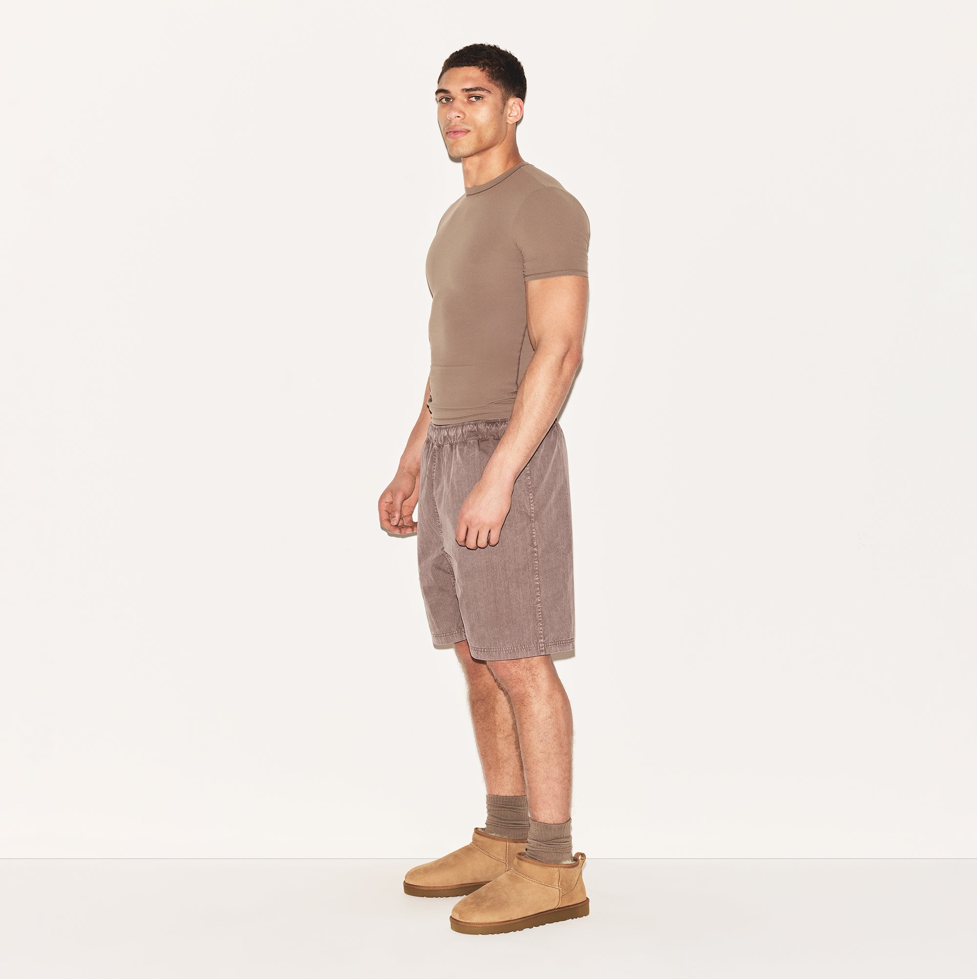 FITS EVERYBODY MENS SLIM T-SHIRT | UMBER ON A MODEL SIDE VIEW | FOCUS: 0.0, 1.0, 0.9