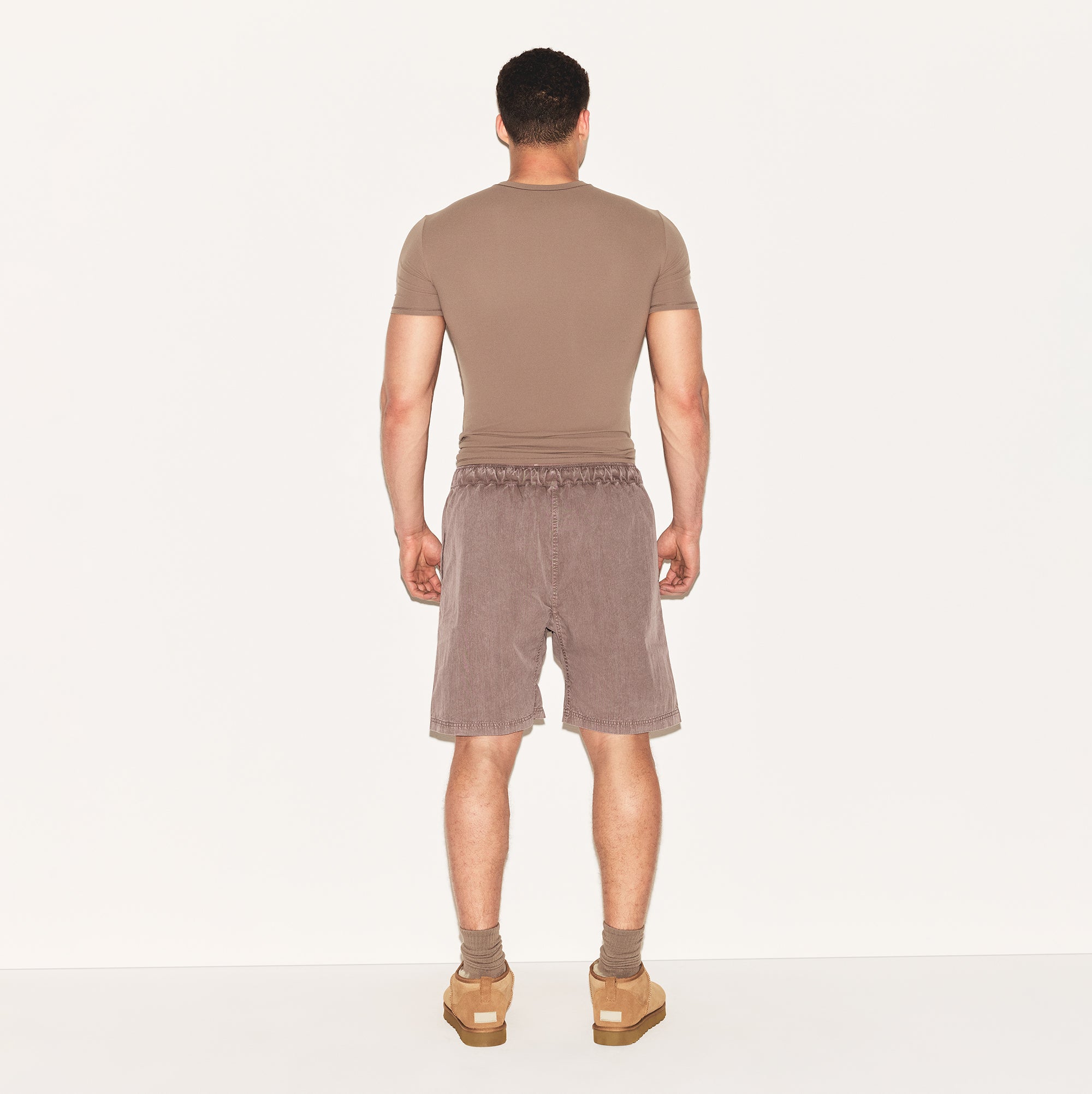 FITS EVERYBODY MENS SLIM T-SHIRT | UMBER ON A MODEL BACK VIEW | FOCUS: 0.0, 1.0, 0.9