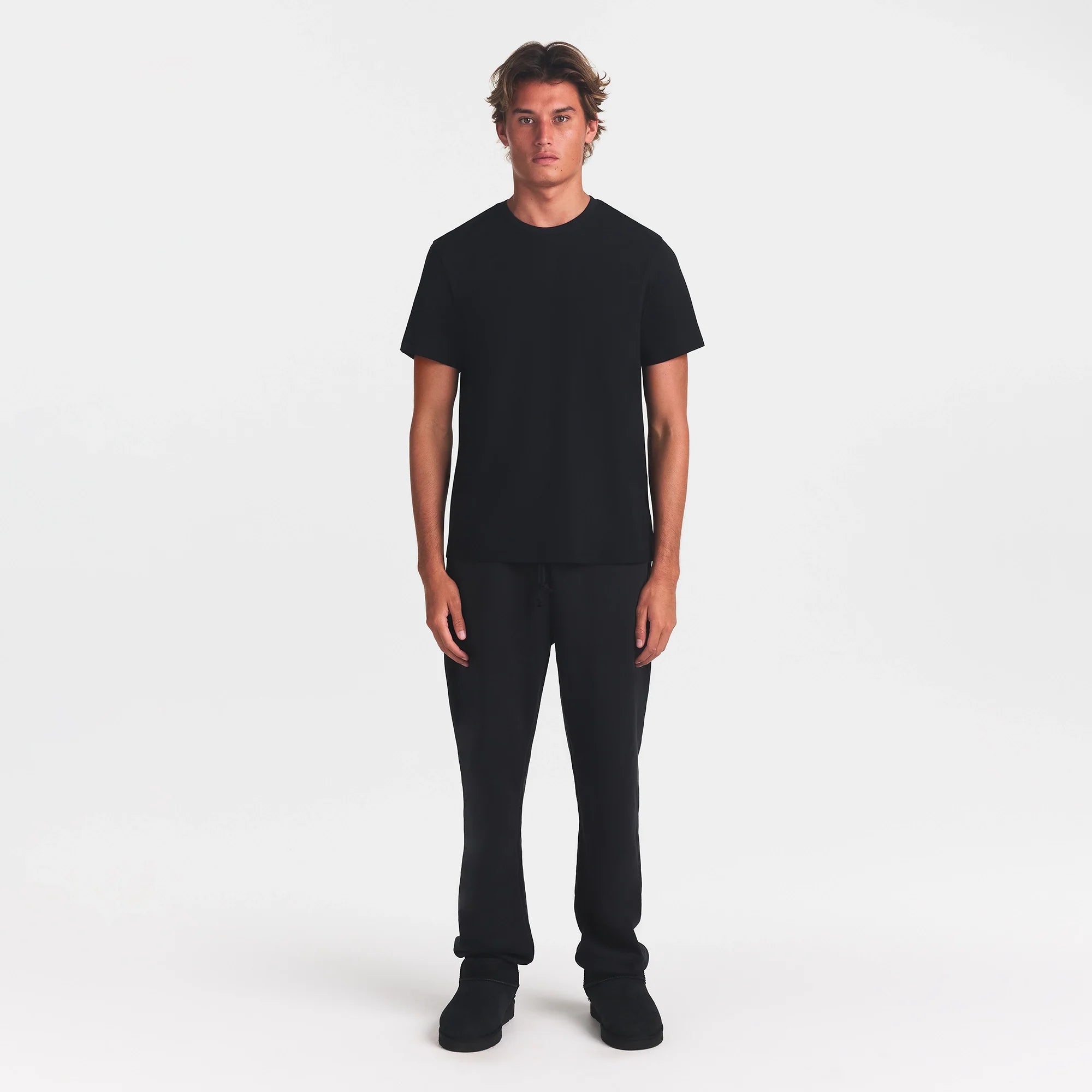 SKIMS COTTON MENS CLASSIC T-SHIRT | ONYX ON A MODEL FRONT VIEW @ | FOCUS: 0.0, 1.0, 0.9
