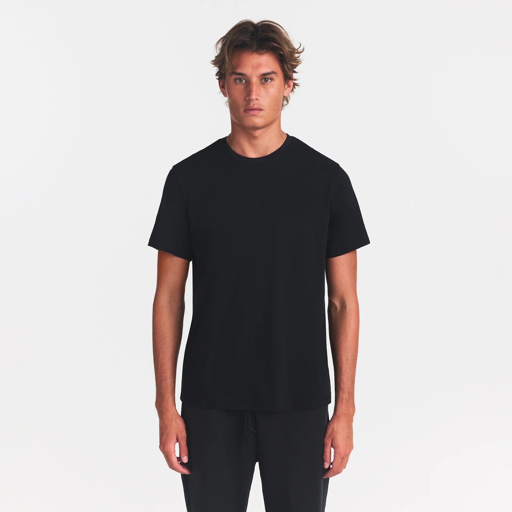SKIMS COTTON MENS CLASSIC T-SHIRT | ONYX ON A MODEL FRONT VIEW @ | FOCUS: 0.0, 1.0, 0.9