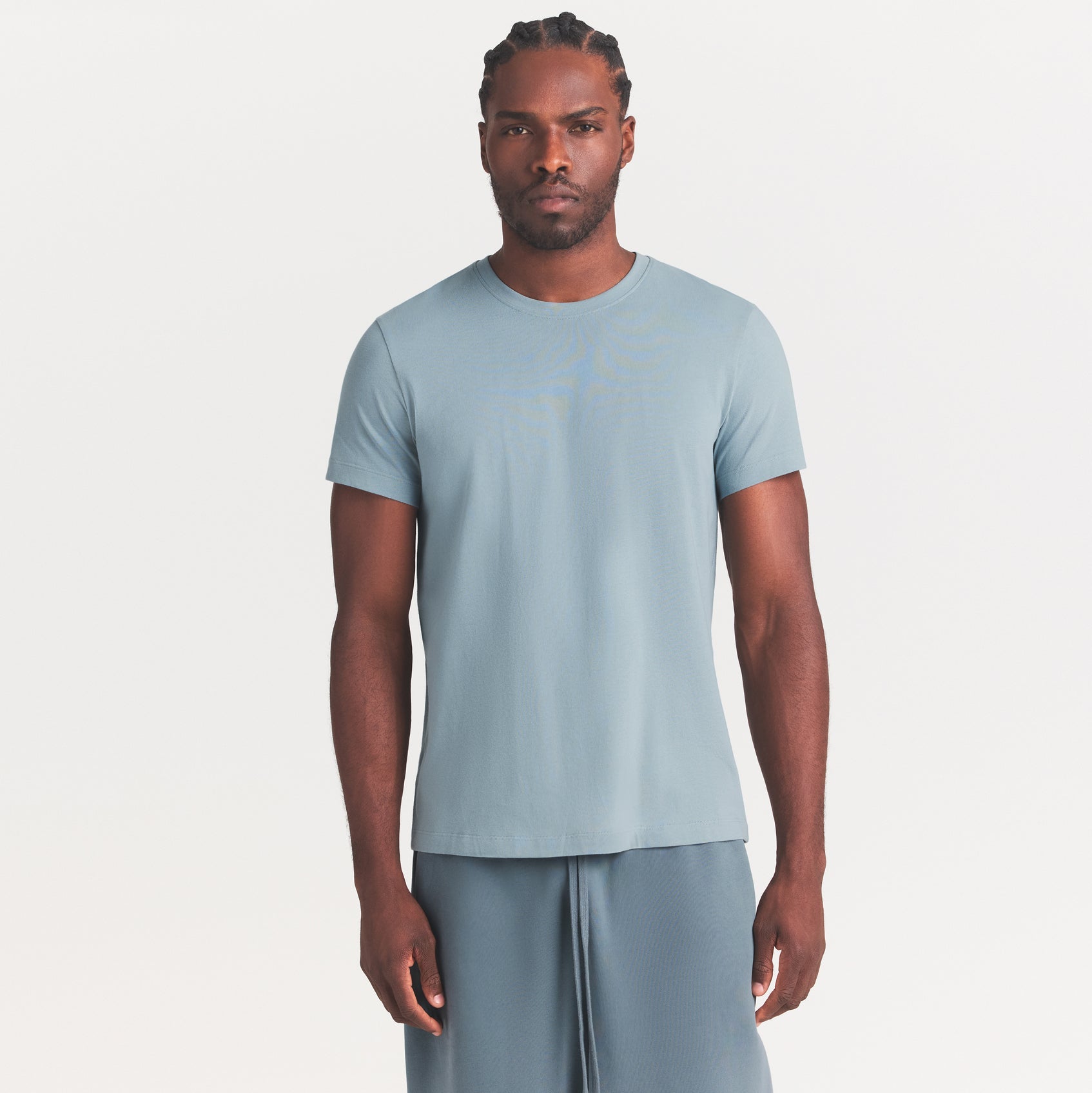 SKIMS COTTON MENS CLASSIC T-SHIRT | SKY ON A MODEL SIDE VIEW @ | FOCUS: 0.0, 1.0, 0.9