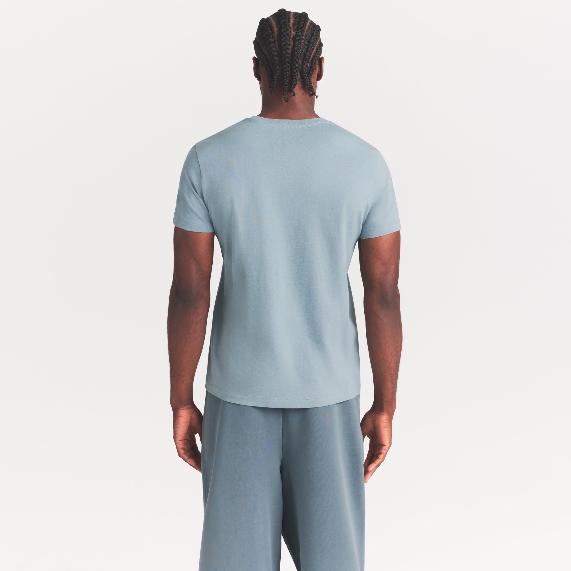 SKIMS COTTON MENS CLASSIC T-SHIRT | SKY ON A MODEL SIDE VIEW @ | FOCUS: 0.0, 1.0, 0.9
