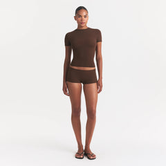 FITS EVERYBODY T-SHIRT | COCOA ON A MODEL FRONT VIEW @ | FOCUS: 0.0, 1.0, 0.9