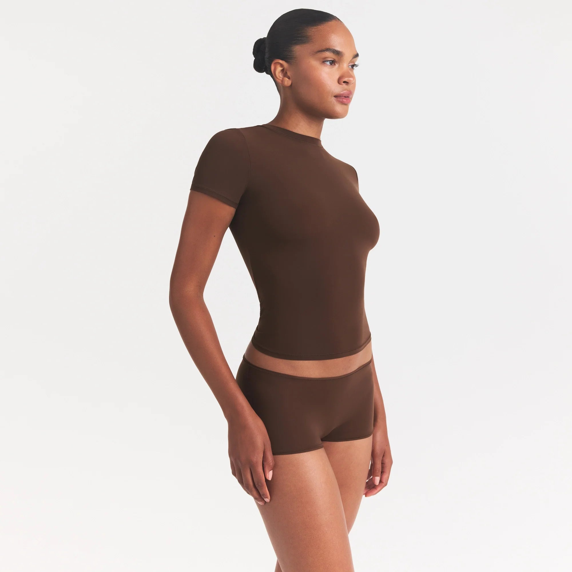FITS EVERYBODY T-SHIRT | COCOA ON A MODEL SIDE VIEW @ | FOCUS: 0.0, 1.0, 0.9