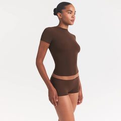 FITS EVERYBODY T-SHIRT | COCOA ON A MODEL SIDE VIEW @ | FOCUS: 0.0, 1.0, 0.9