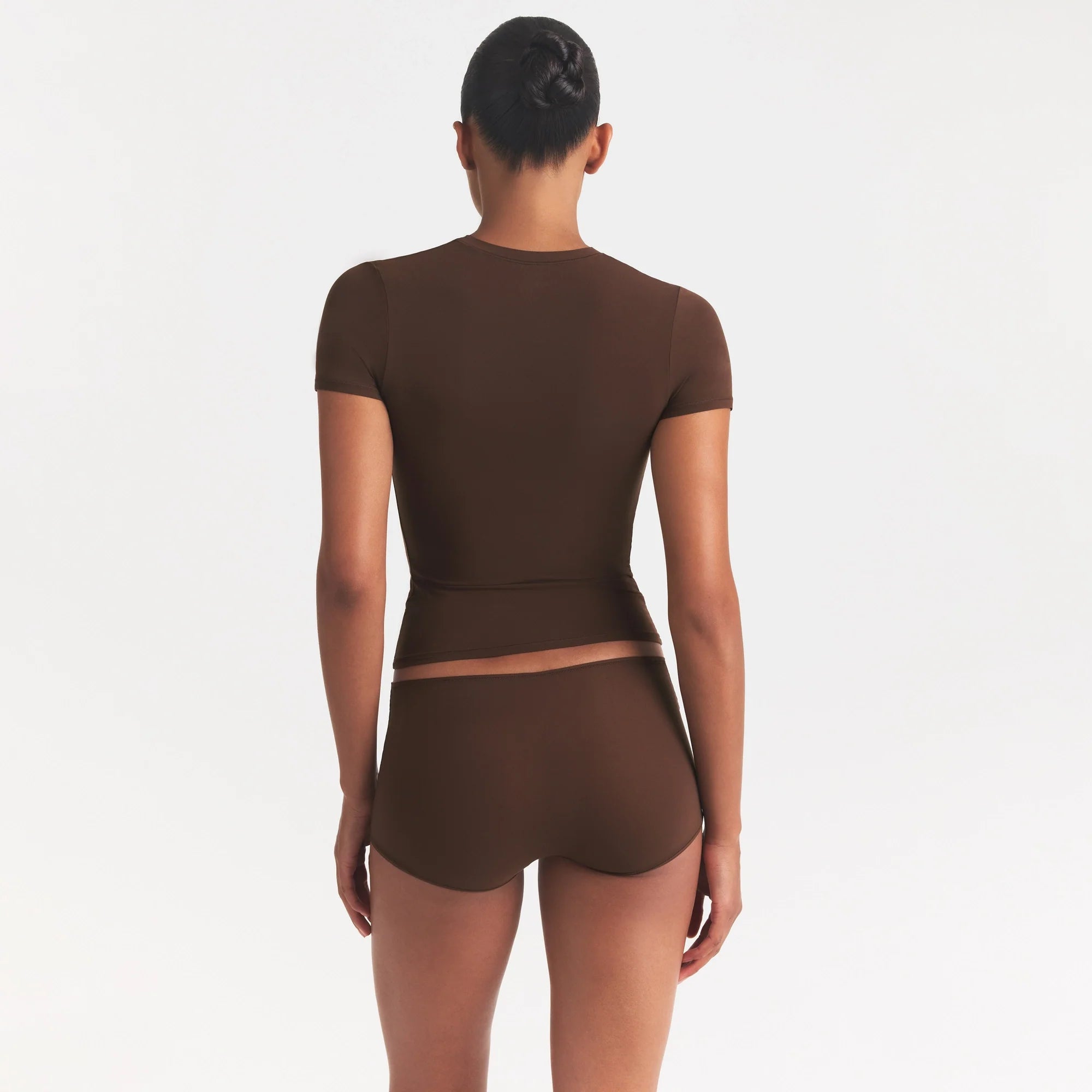 FITS EVERYBODY T-SHIRT | COCOA ON A MODEL SIDE VIEW @ | FOCUS: 0.0, 1.0, 0.9