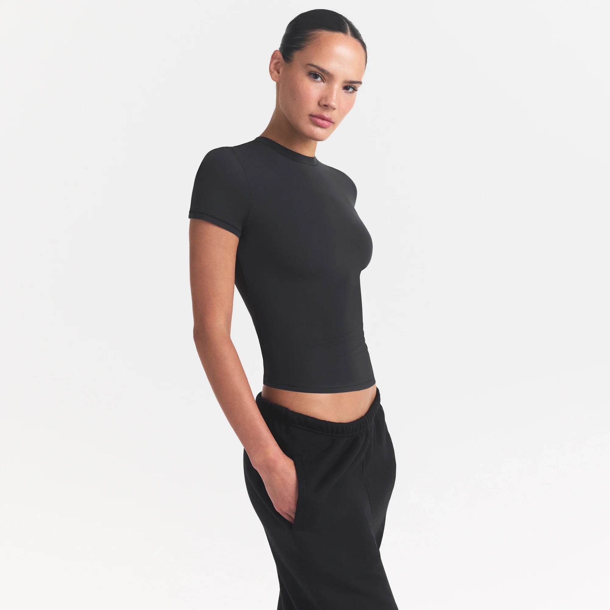 FITS EVERYBODY T-SHIRT | ONYX ON A MODEL SIDE VIEW @ | FOCUS: 0.0, 1.0, 0.9