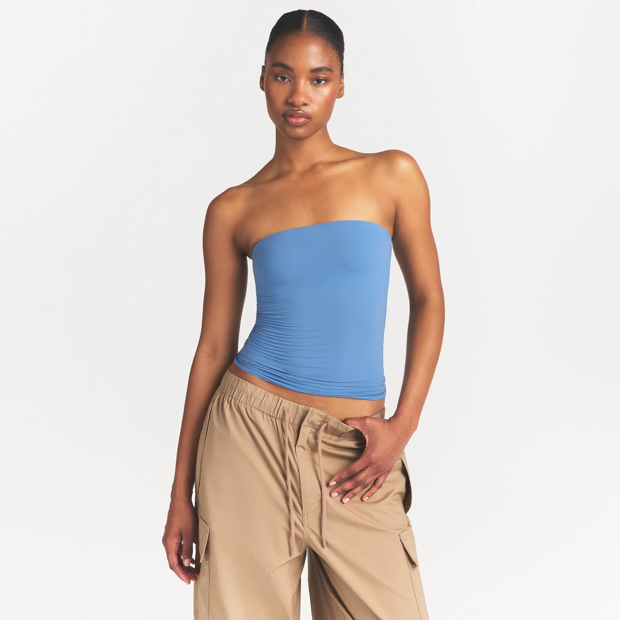 FITS EVERYBODY TUBE TOP | ARCTIC ON A MODEL FRONT VIEW @ | FOCUS: 0.0, 1.0, 0.9
