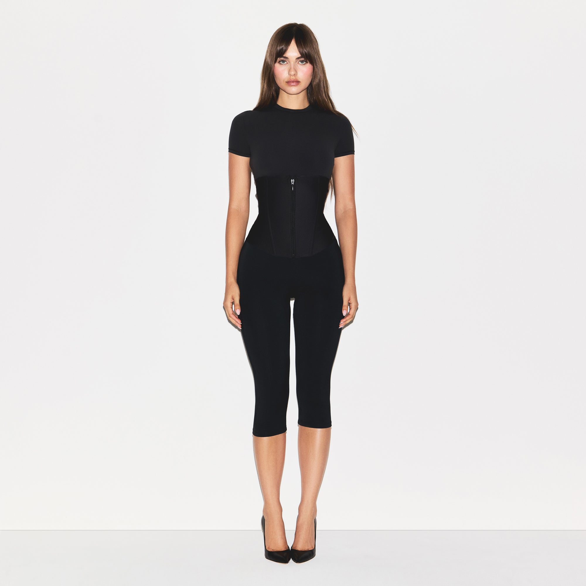 SKIMS BODY CORE SCULPT WAIST CINCHER | ONYX ON A MODEL FRONT VIEW @