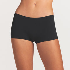 EVERYDAY COTTON BOY SHORT | ONYX ON A MODEL SIDE VIEW @ | FOCUS: 0.0, 1.0, 0.9