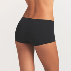 EVERYDAY COTTON BOY SHORT | ONYX ON A MODEL SIDE VIEW @ | FOCUS: 0.0, 1.0, 0.9