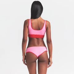 LIGHTWEIGHT COTTON LACE HIPSTER | CARNATION CONTRAST ON A MODEL BACK VIEW @ | FOCUS: 0.0, 1.0, 0.9