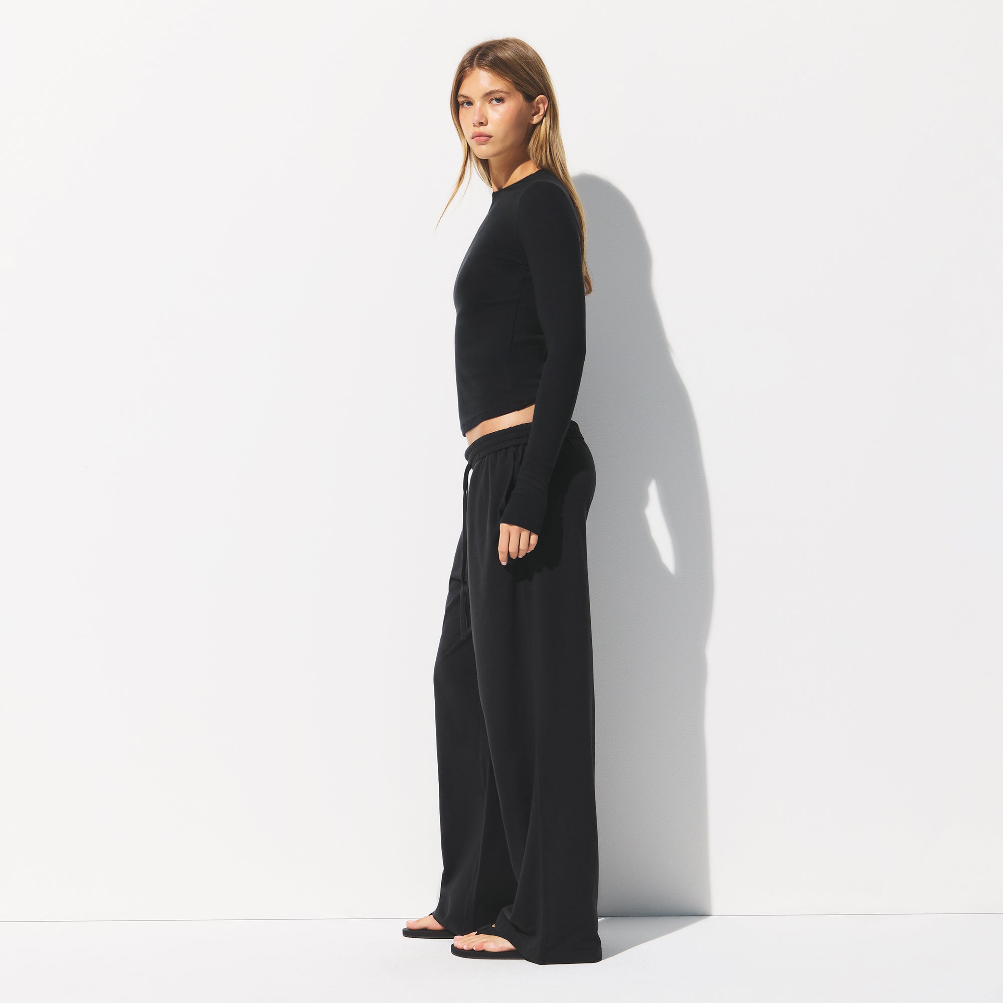 COTTON JERSEY WIDE LEG PANT | SOOT ON A MODEL SIDE VIEW @ | FOCUS: 0.0, 1.0, 0.9