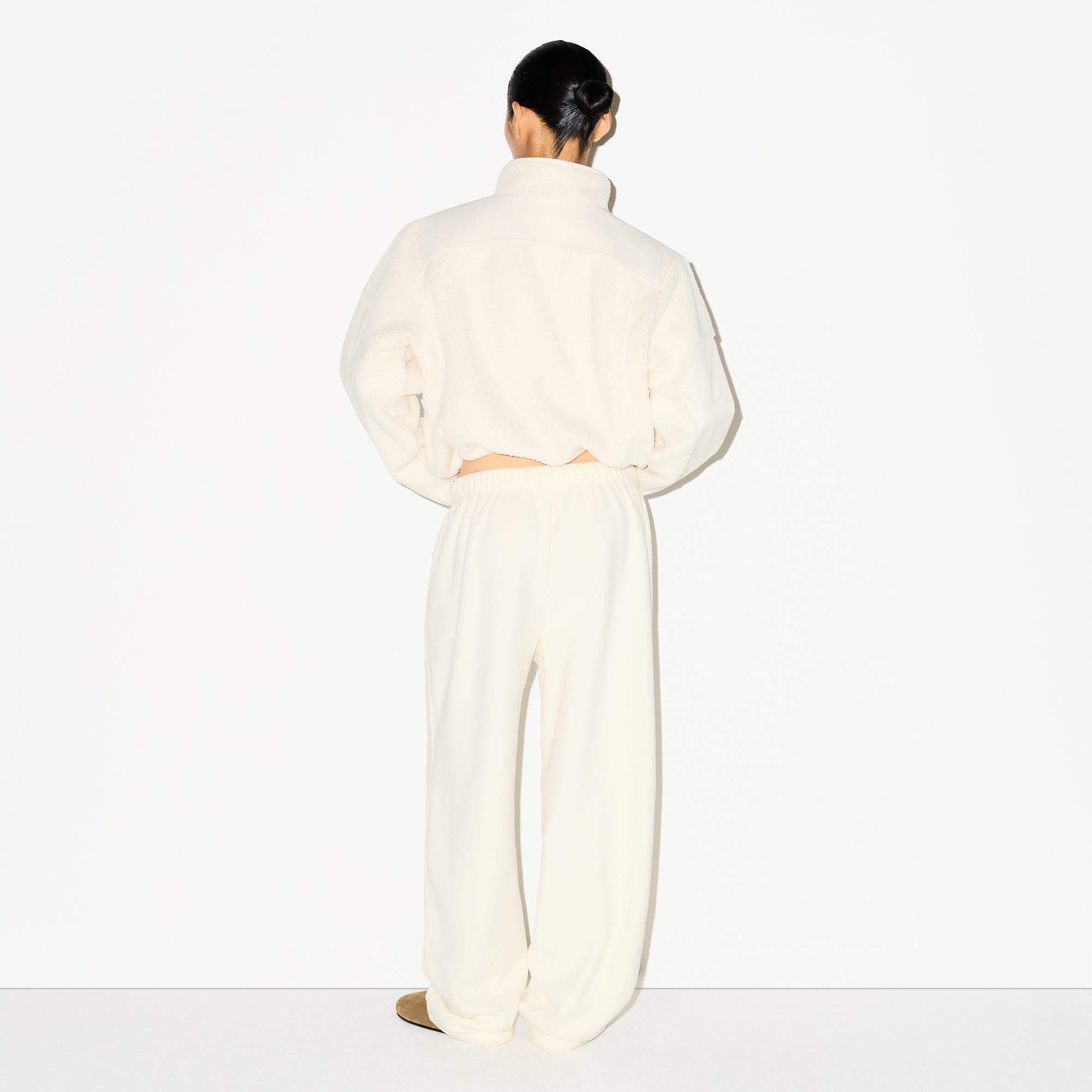 OUTDOOR FLEECE STRAIGHT LEG PANT | ECRU ON A MODEL FRONT VIEW @ | FOCUS: 0.0, 1.0, 0.9