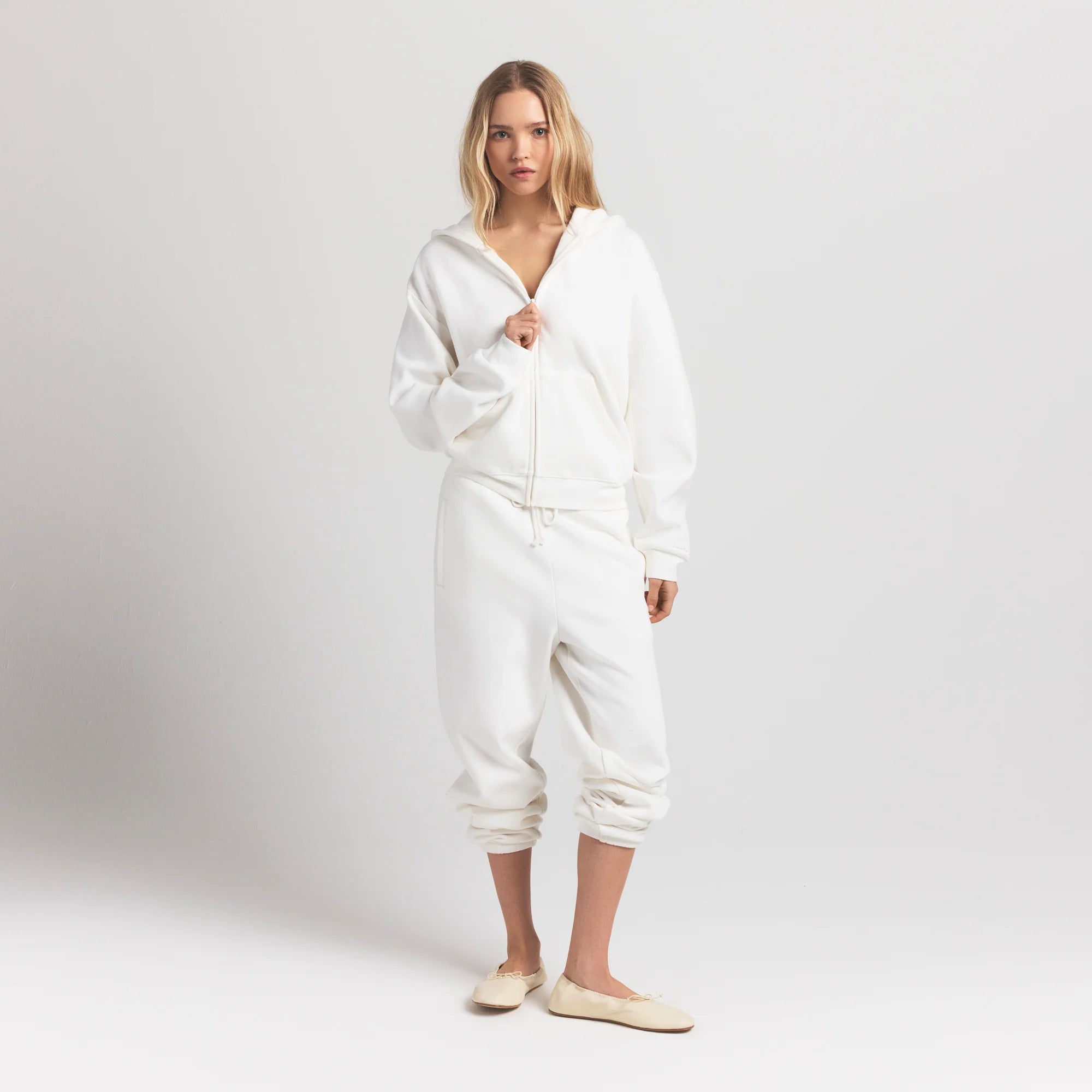 COTTON FLEECE CLASSIC ZIP UP HOODIE | MARBLE ON A MODEL FRONT VIEW S | FOCUS: 0.0, 1.0, 0.9